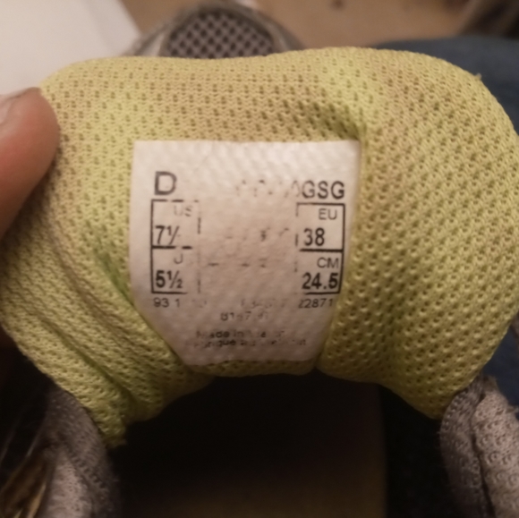 Used new balance shoes size 7.5 - Picture 3 of 10